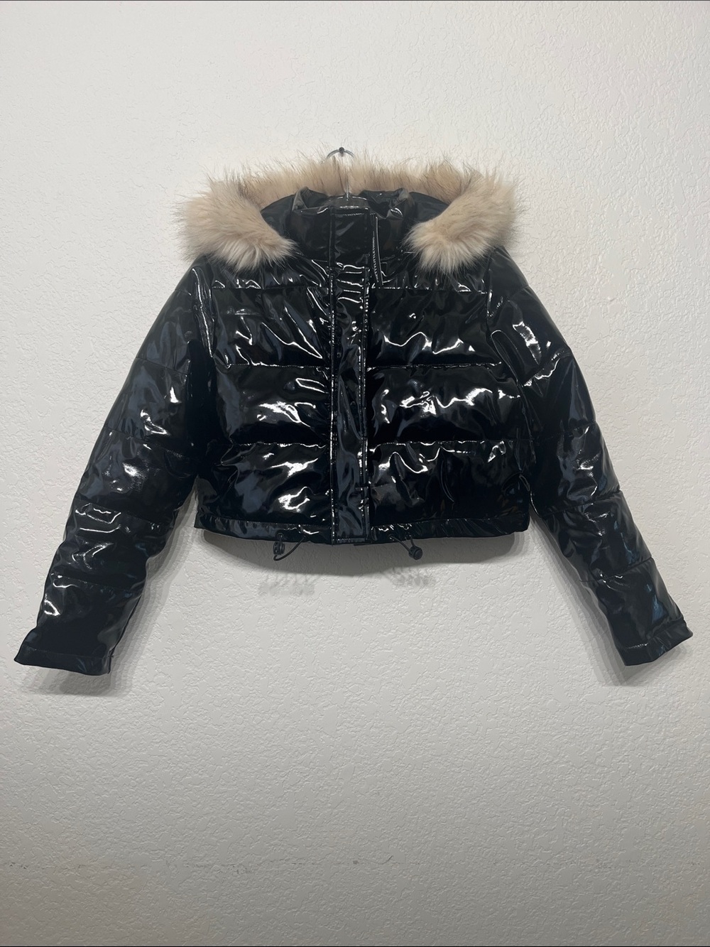 PrettyLittleThing Womenโs Size 2 Black Cropped Puffer with Faux-Fur Trim